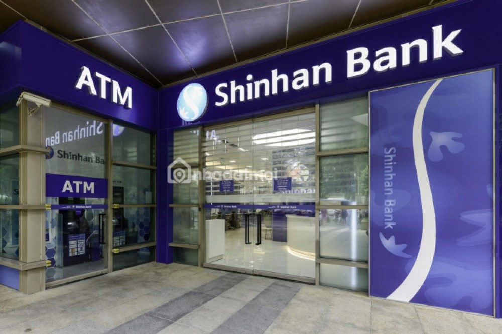 Shinhan Bank là một trong những ngân hàng có 100% vốn nước ngoài đầu tiên được NHNN Việt Nam cấp phép hoạt động tại thị trường Việt Nam.