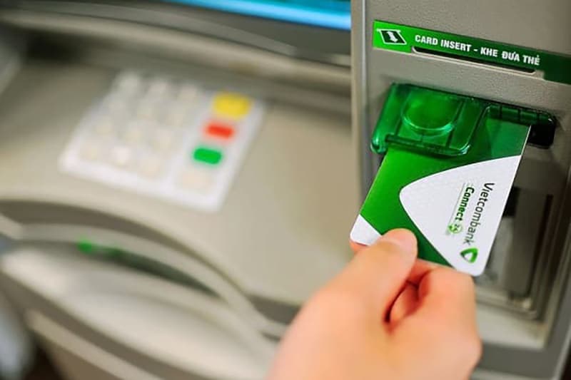 Kiểm tra số tài khoản Vietcombank tại cây ATM