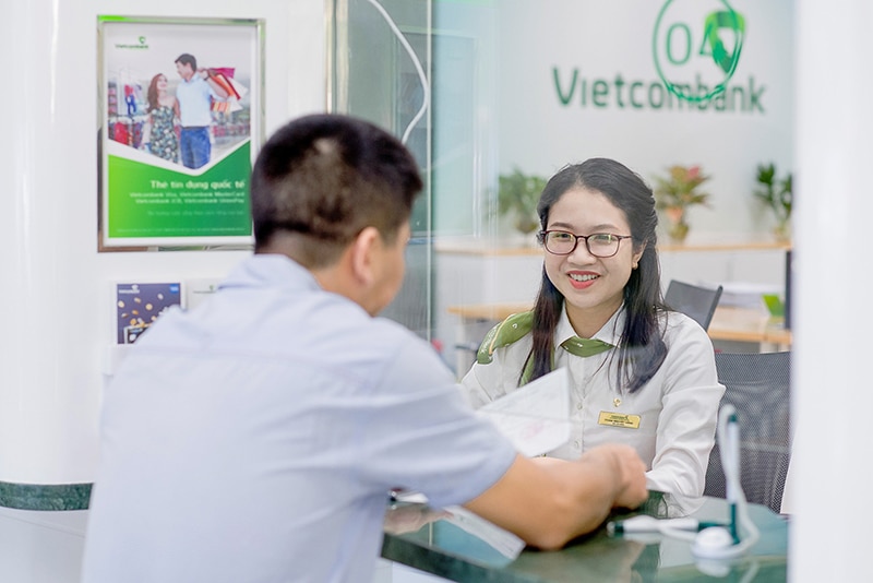 Đến trung tâm giao dịch Vietcombank để tra cứu số tài khoản