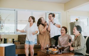 Karaoke là gì? Tại sao việc hát Karaoke lại phổ biến ở Việt Nam?