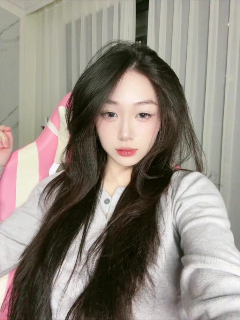 Hot Girl Trần Hà Linh Là Ai? Khám Phá Hành Trình Vượt Sóng Gió